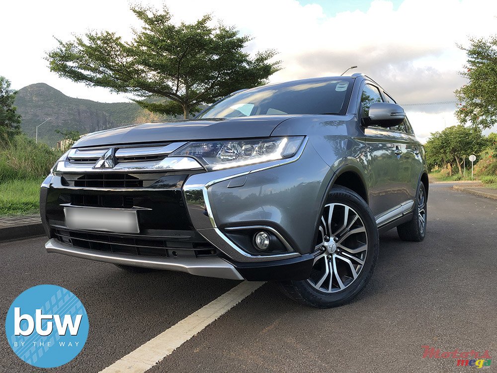 2017' Mitsubishi Outlander photo #2