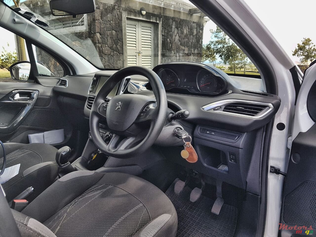 2013' Peugeot 208 photo #3