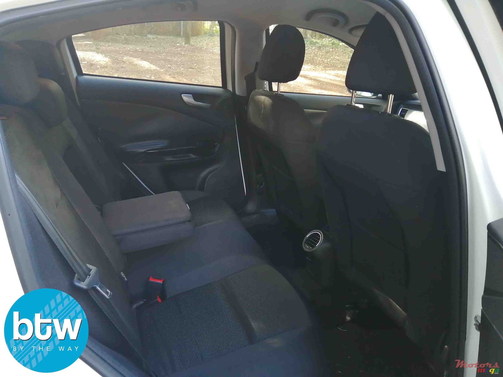 2011' Alfa Romeo Giulietta photo #7