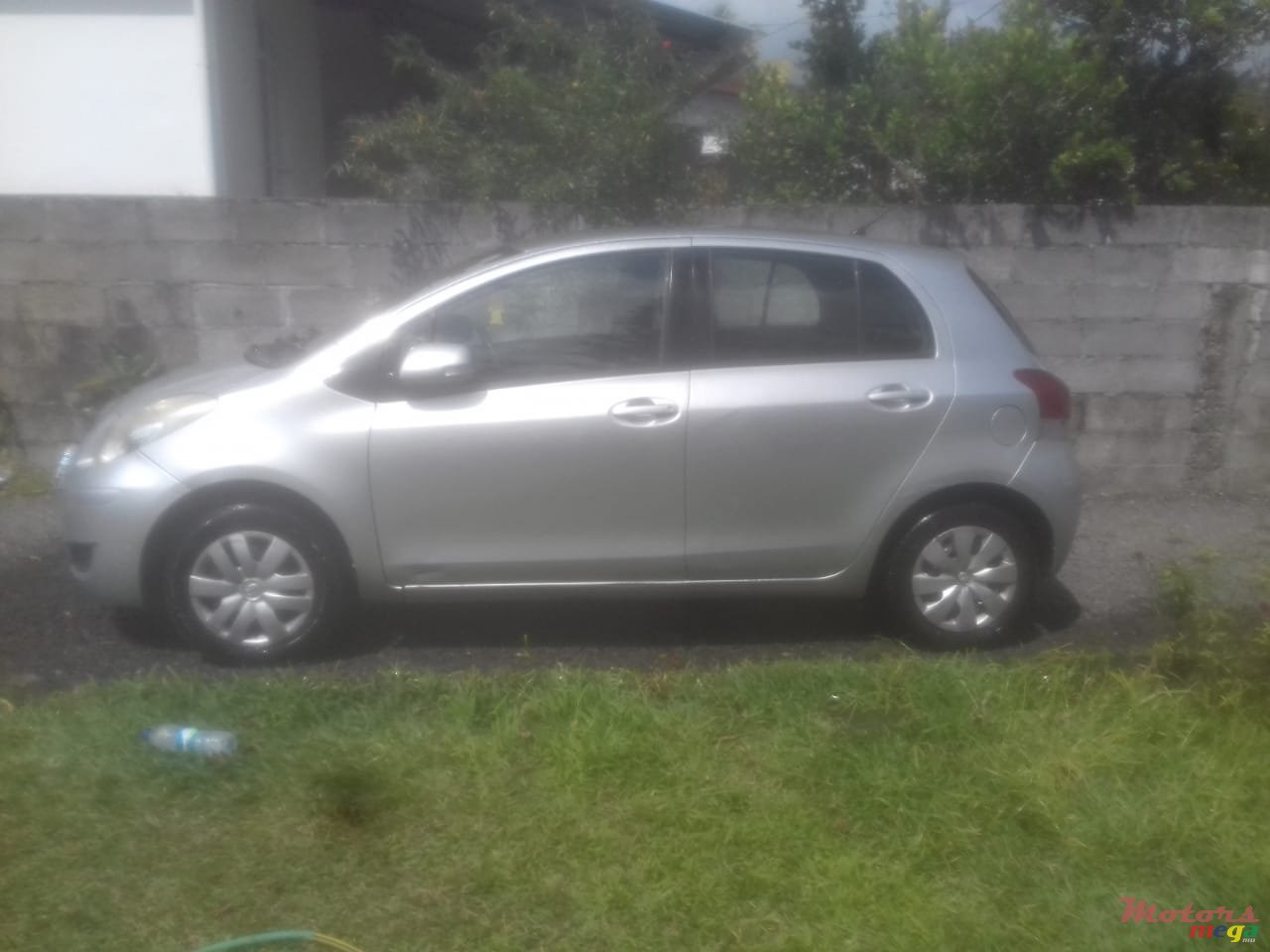 2011' Toyota Vitz photo #3