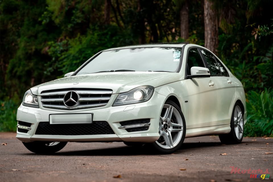 2011' Mercedes-Benz C 250 photo #2