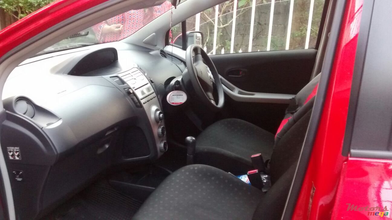 2007' Toyota Yaris photo #2