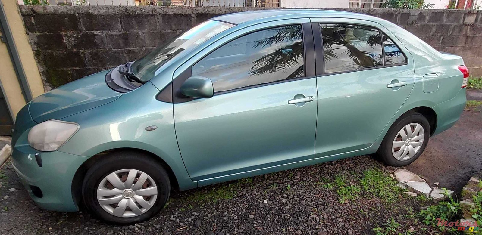 2006' Toyota Belta photo #2