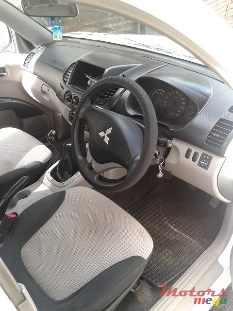 2010' Mitsubishi L 200 photo #3
