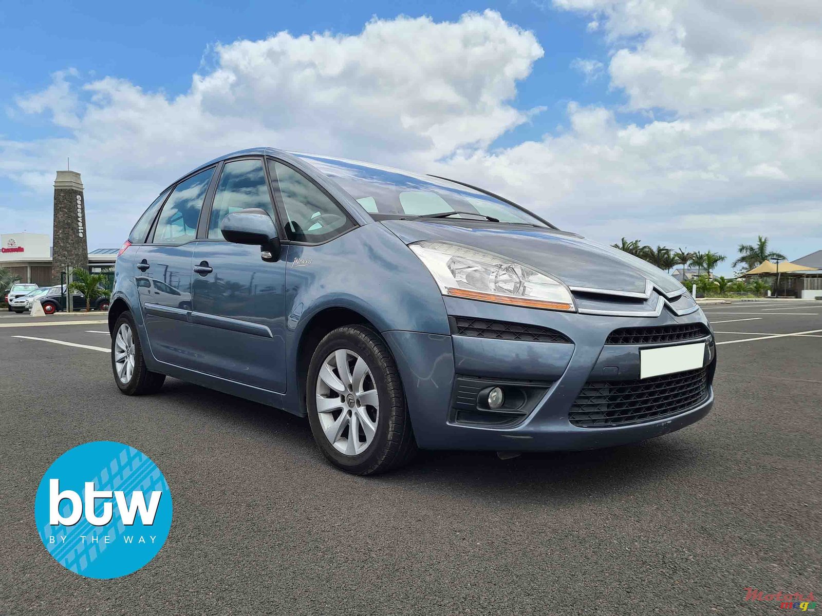 2011' Citroen C4 Picasso photo #1