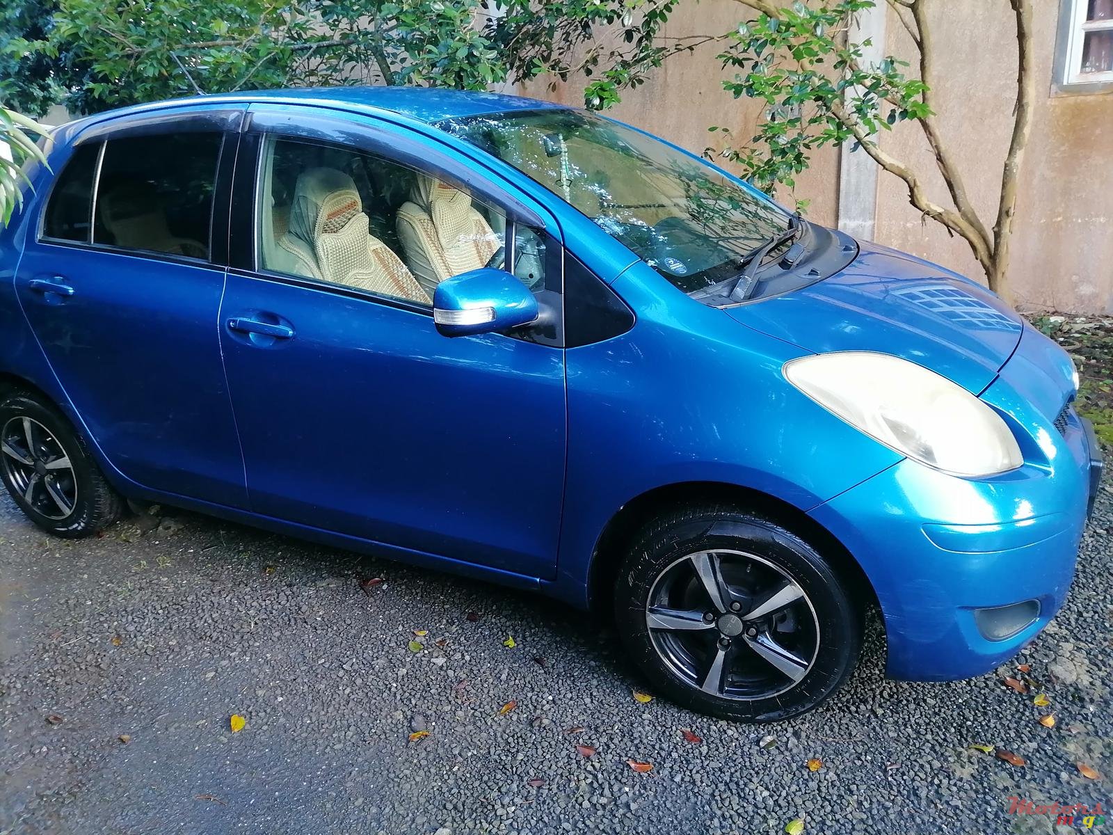 2009' Toyota Vitz photo #1