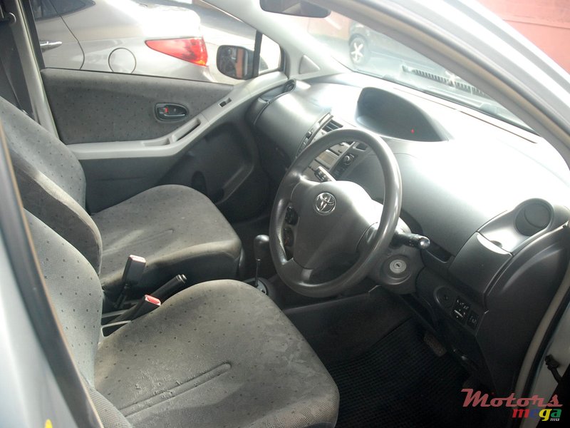 2009' Toyota Vitz photo #3