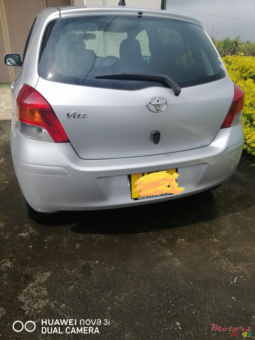2009' Toyota Vitz photo #3