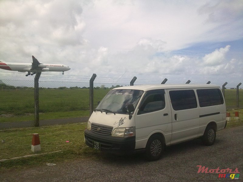 2001' Toyota HiAce photo #3