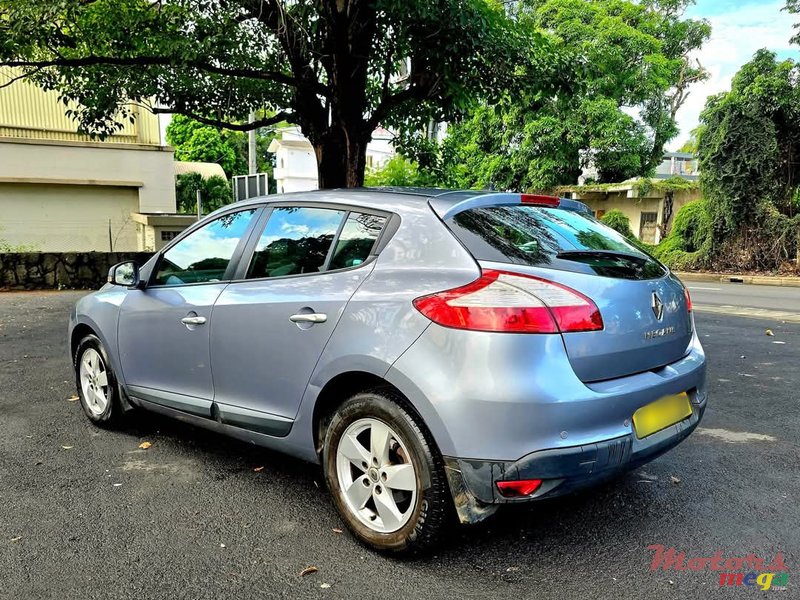 2011' Renault Megane photo #3