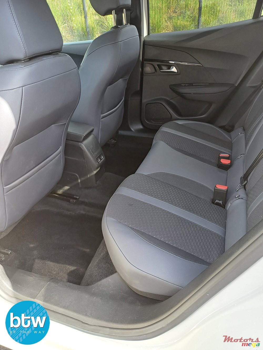 2020' Peugeot 2008 photo #6