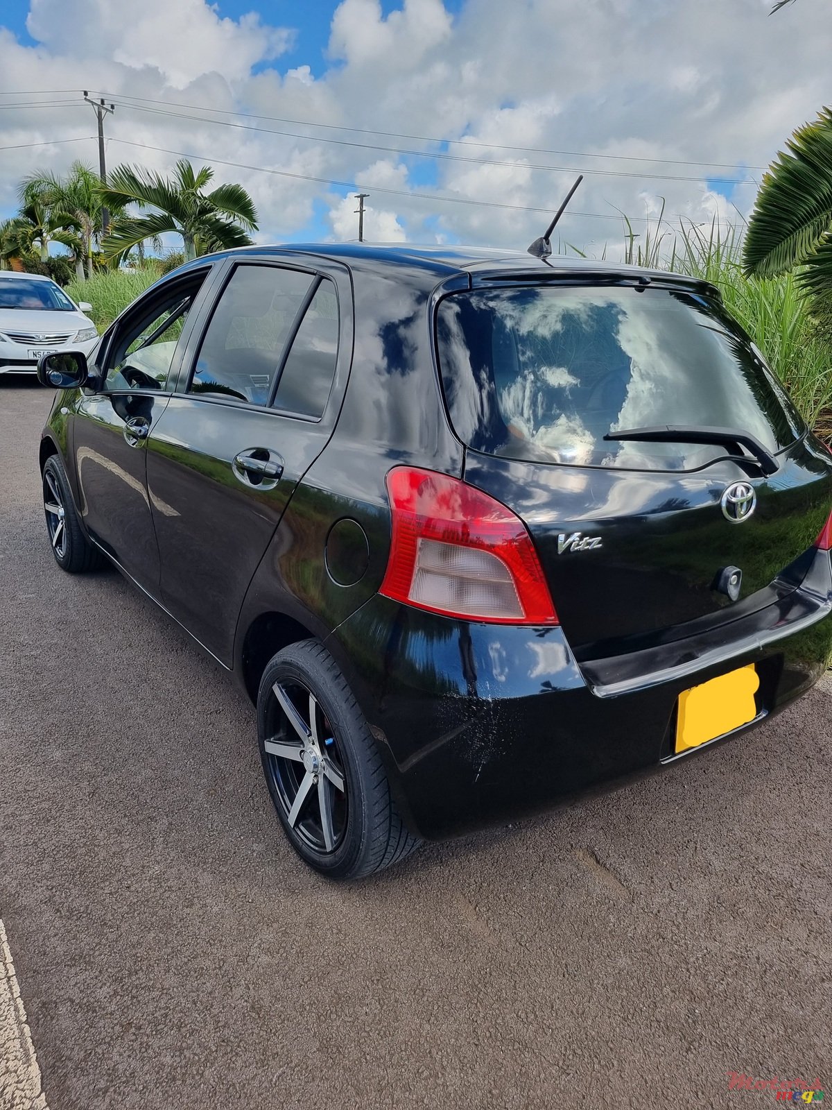 2005' Toyota Vitz photo #2