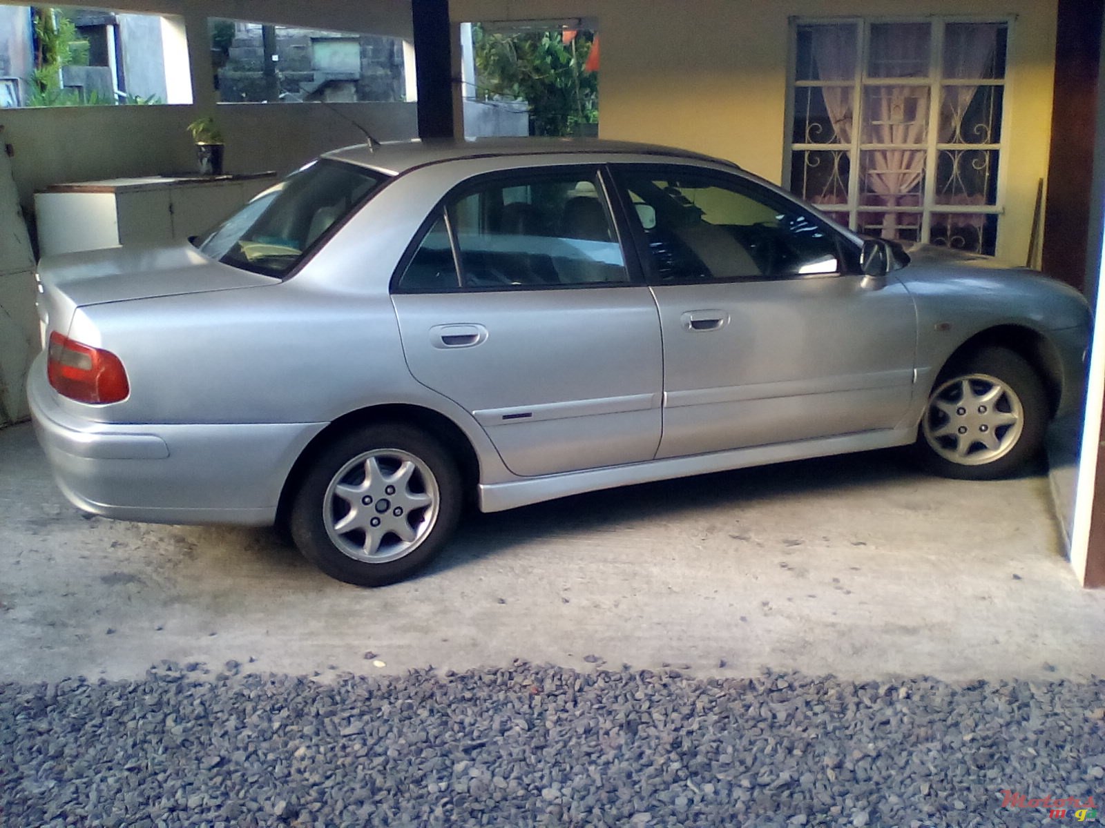 2001' Mitsubishi Carisma photo #2