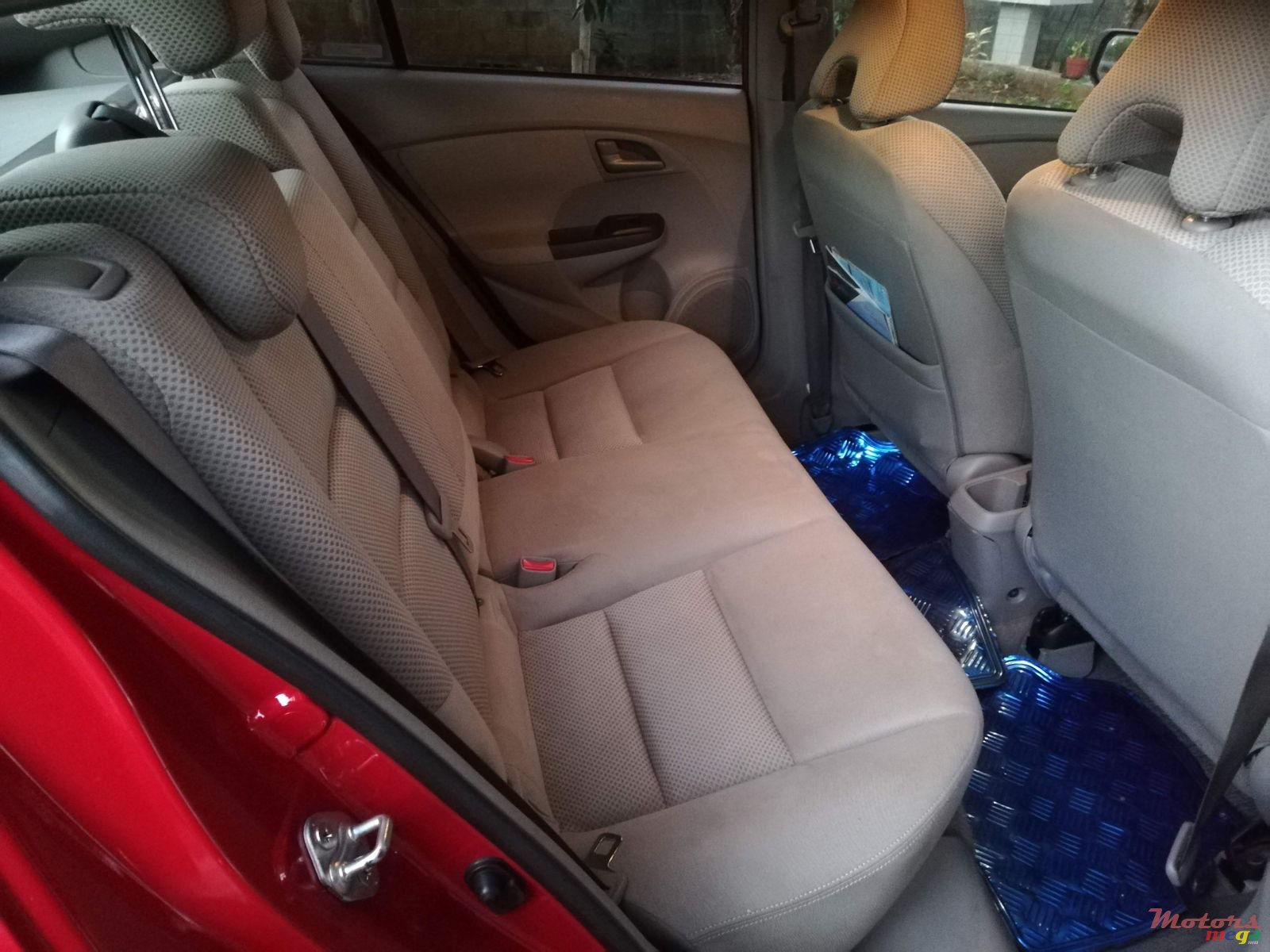 2010' Honda Insight photo #3