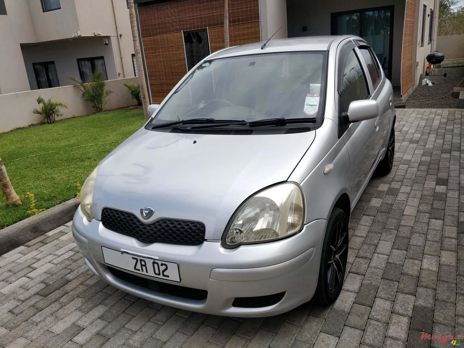 2002' Toyota Vitz photo #2