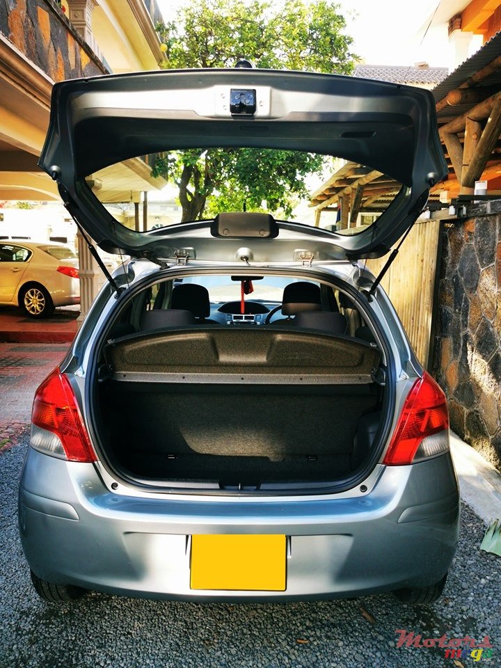 2010' Toyota Vitz photo #7