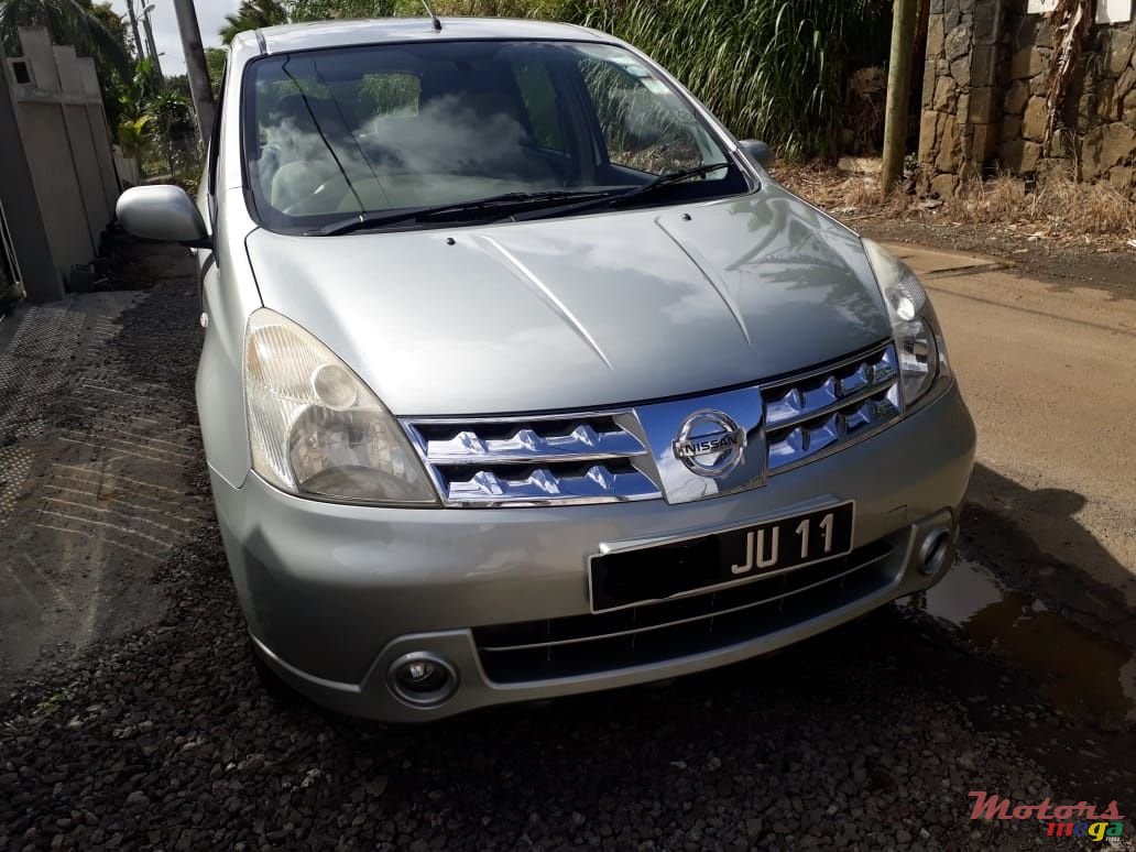 2011' Nissan Grand Livina photo #1