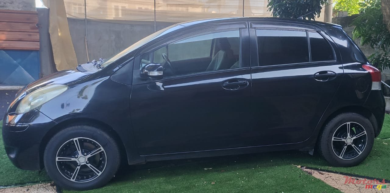 2009' Toyota Vitz photo #6