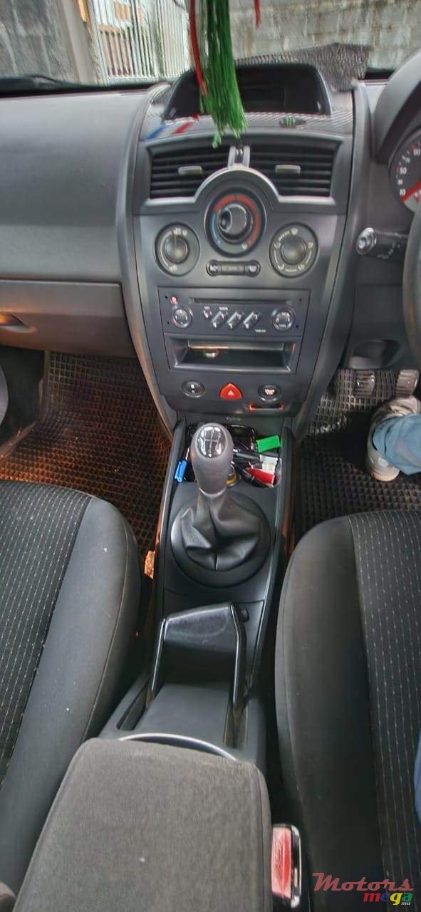 2005' Renault Megane photo #2