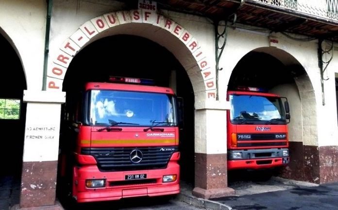 Manque d’effectifs aux casernes des pompiers de Port-Louis : « Nous ne voulons pas revivre un autre L’Amicale », dénoncent des pompiers