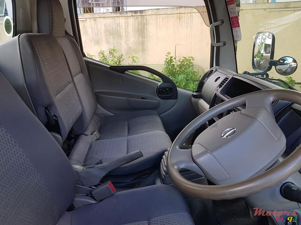 2009' Nissan photo #4