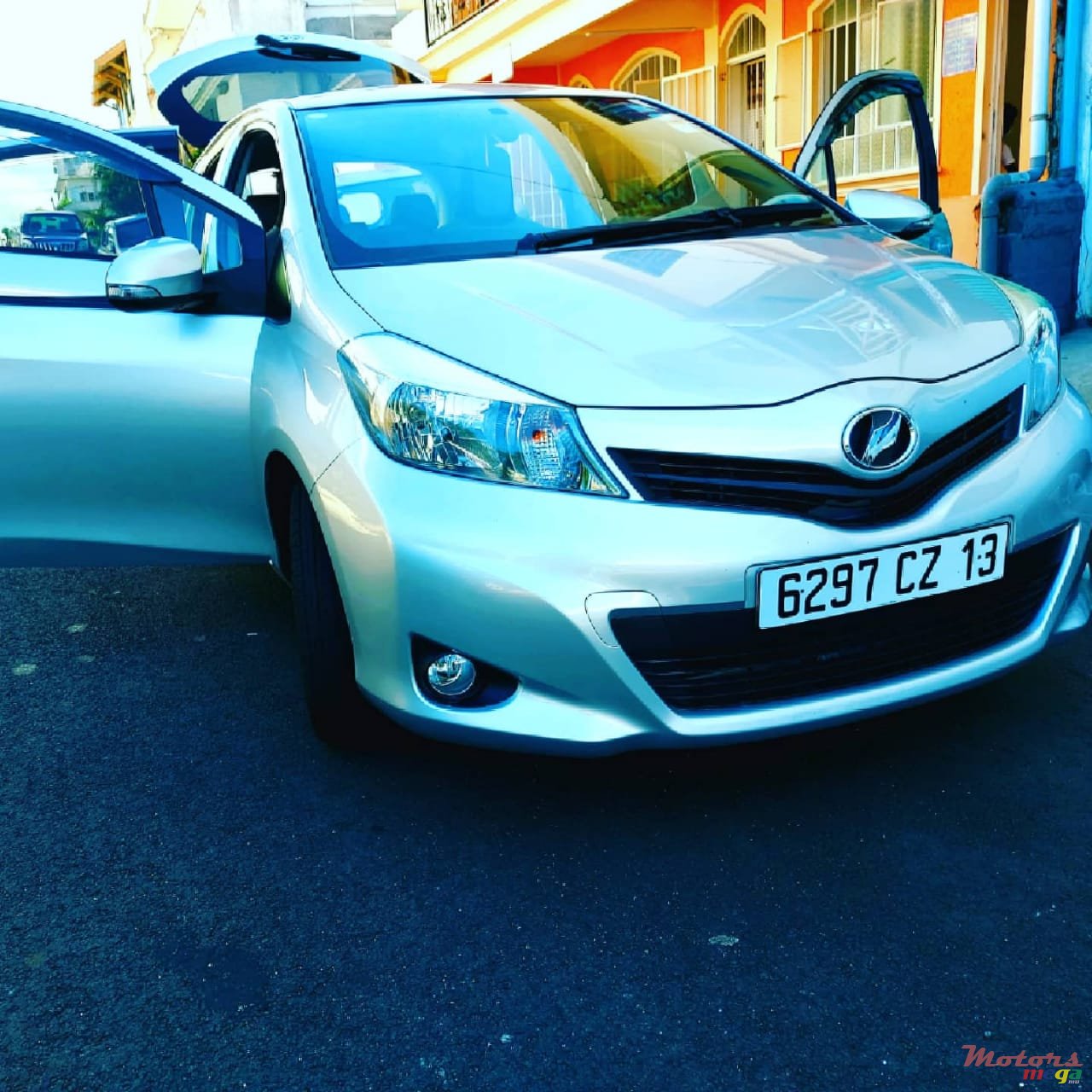 2013' Toyota Vitz photo #5