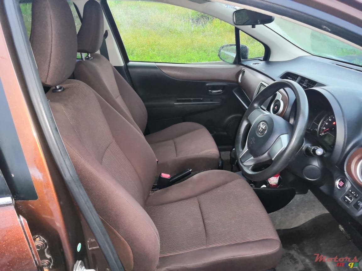 2011' Toyota Vitz Jewela Edition photo #2