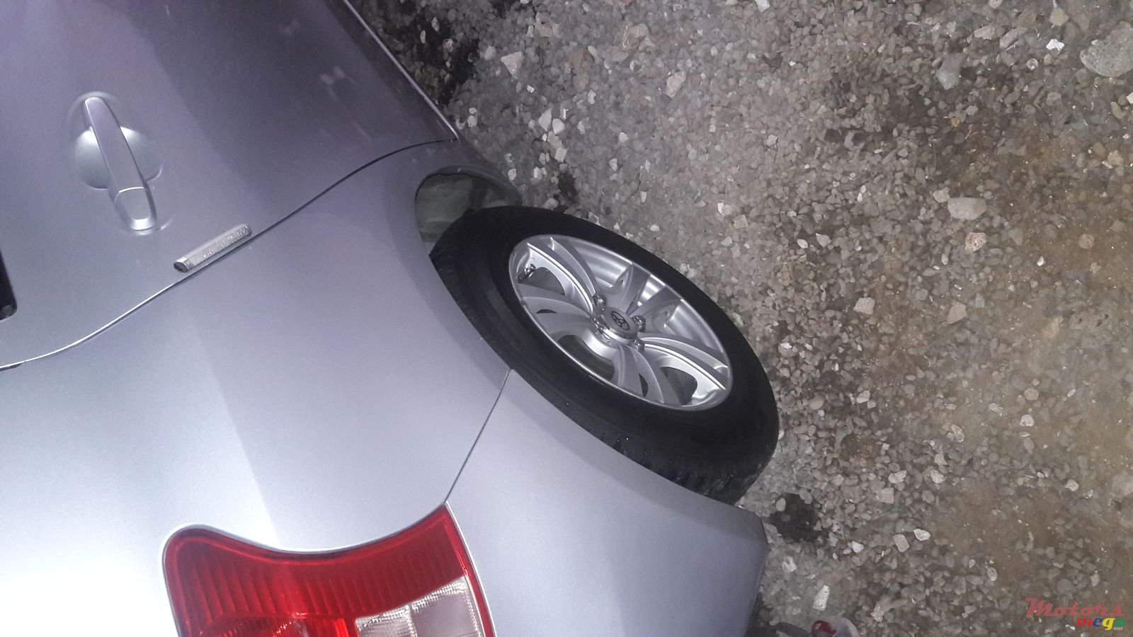 2006' Toyota Vitz photo #1