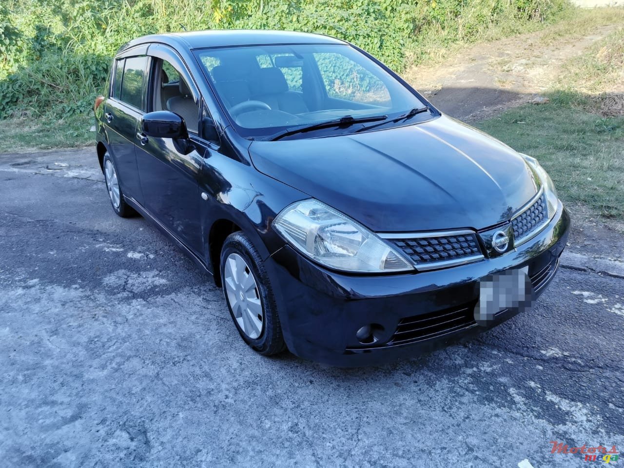 2006' Nissan Tiida Hatchback photo #2