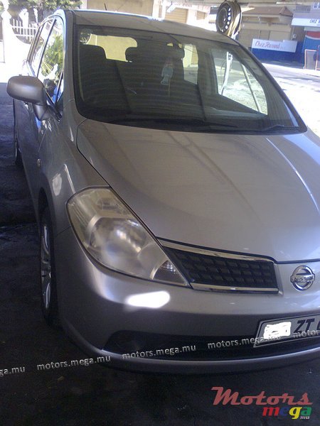 2005' Nissan Tiida Hatchback photo #2