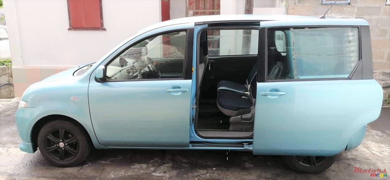 2005' Toyota Sienna photo #3