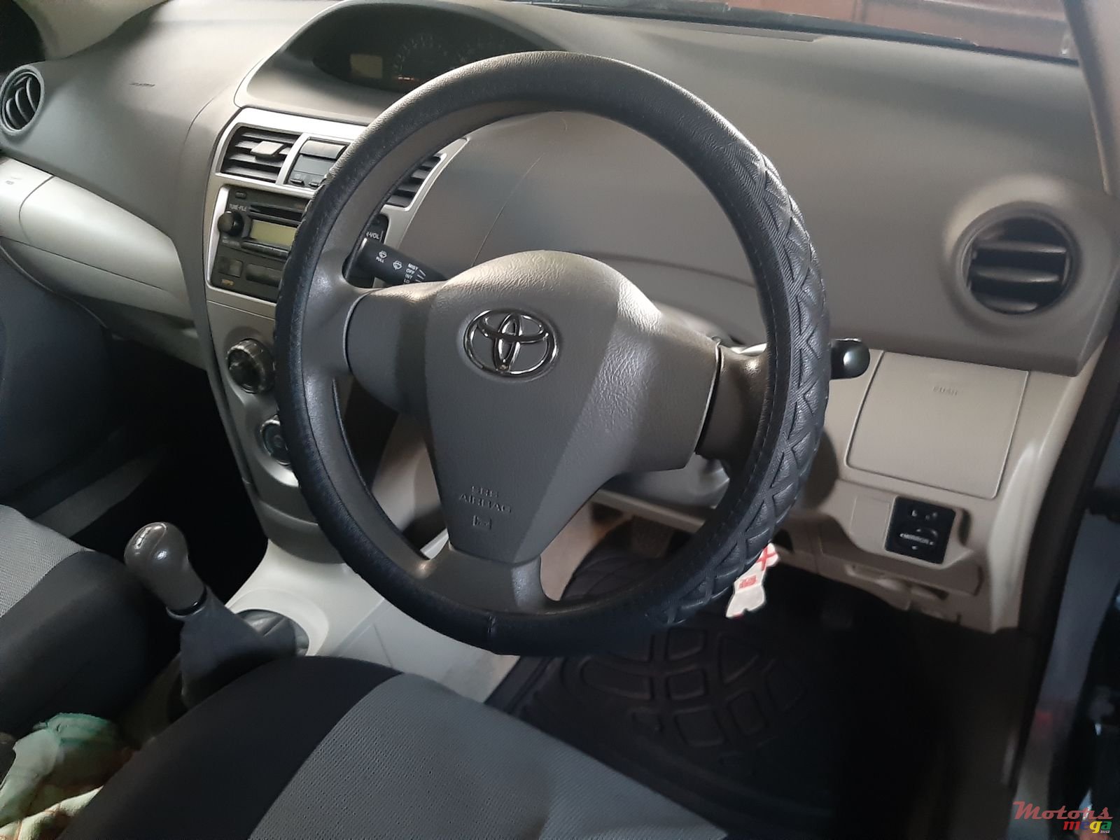 2009' Toyota Yaris photo #3