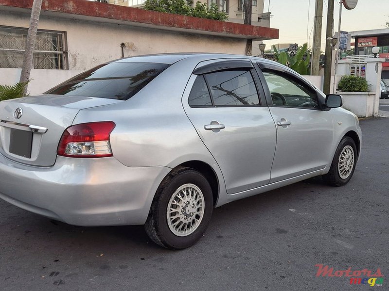 2006' Toyota Belta photo #2