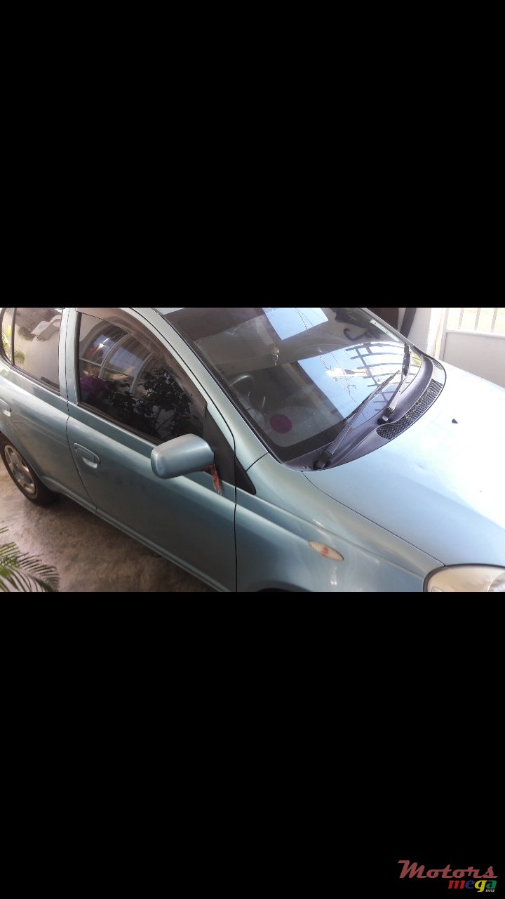 2002' Toyota Vitz photo #1