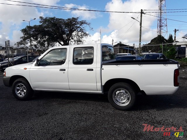 2010' Nissan Navara 2x4 photo #4