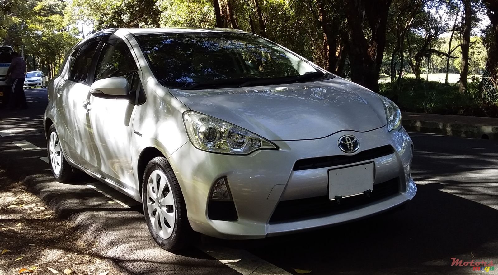 2012' Toyota Aqua photo #2