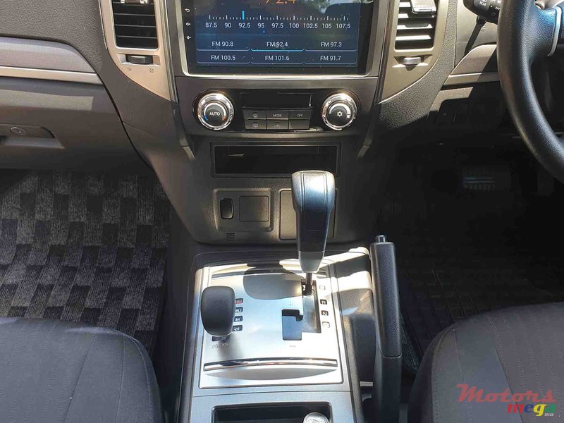 2015' Mitsubishi Pajero Short Base AWD V6 photo #6
