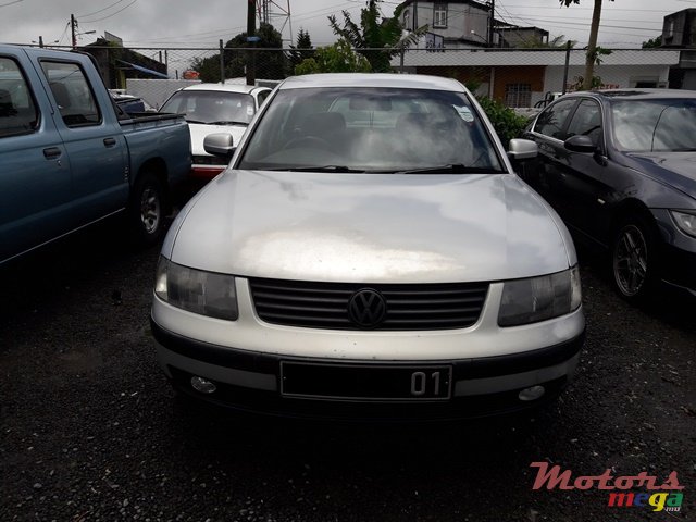 2001' Volkswagen Passat photo #2