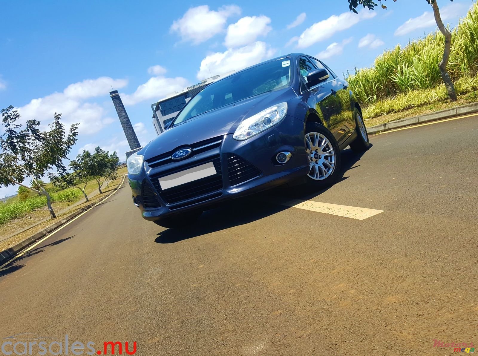 2014' Ford Focus 1.6 Sedan Titanium photo #2