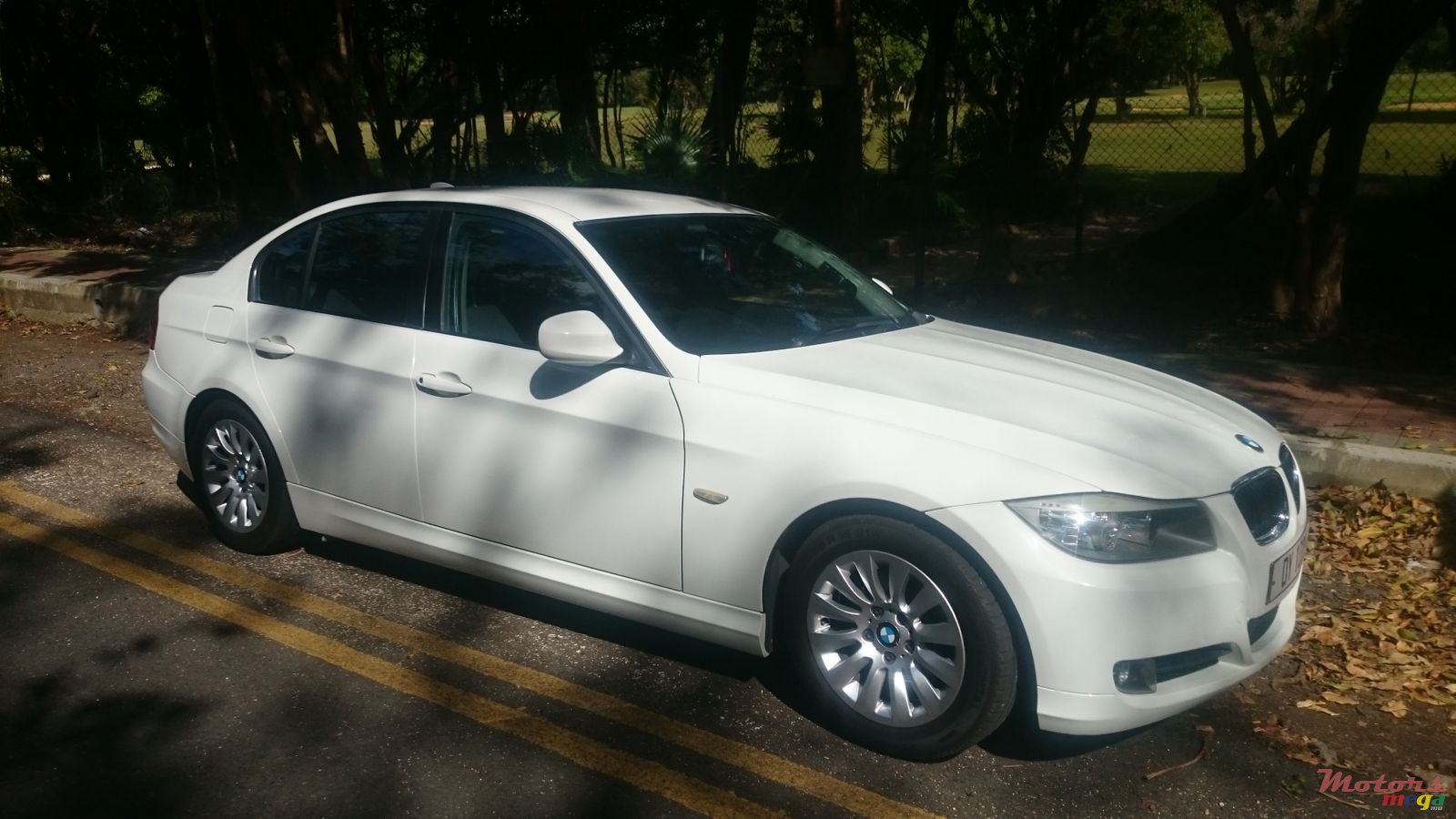 2011' BMW 3 Series E90 320i photo #3