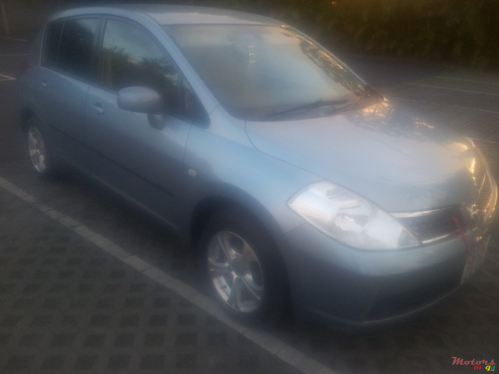 2005' Nissan Tiida hatchback photo #1