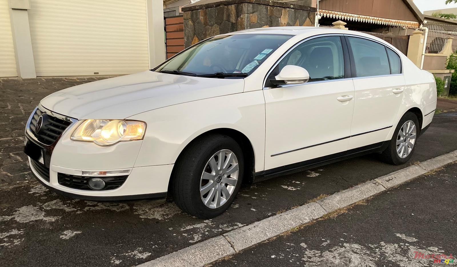 2011' Volkswagen Passat photo #2