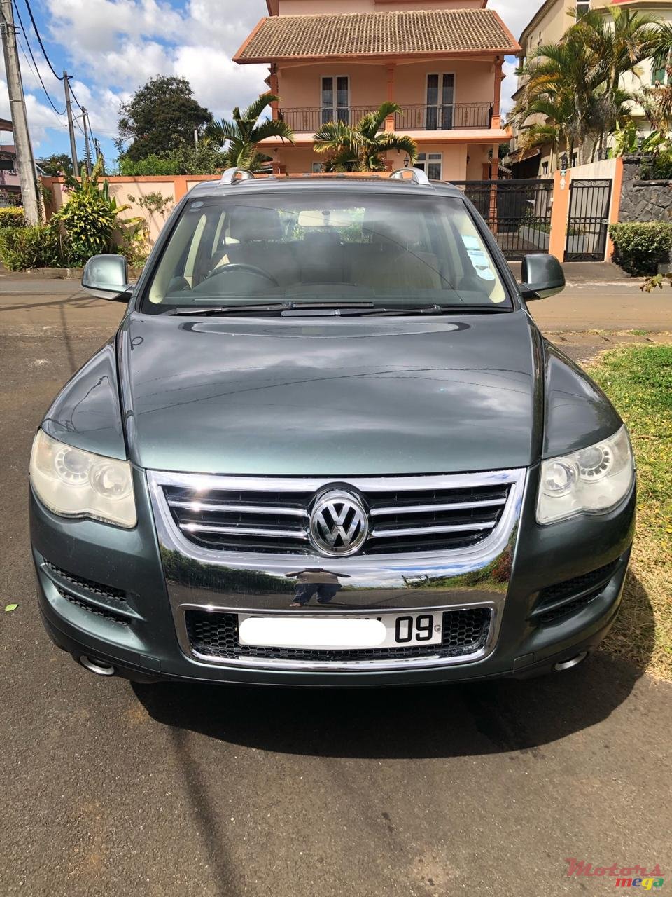 2009' Volkswagen Touareg photo #1