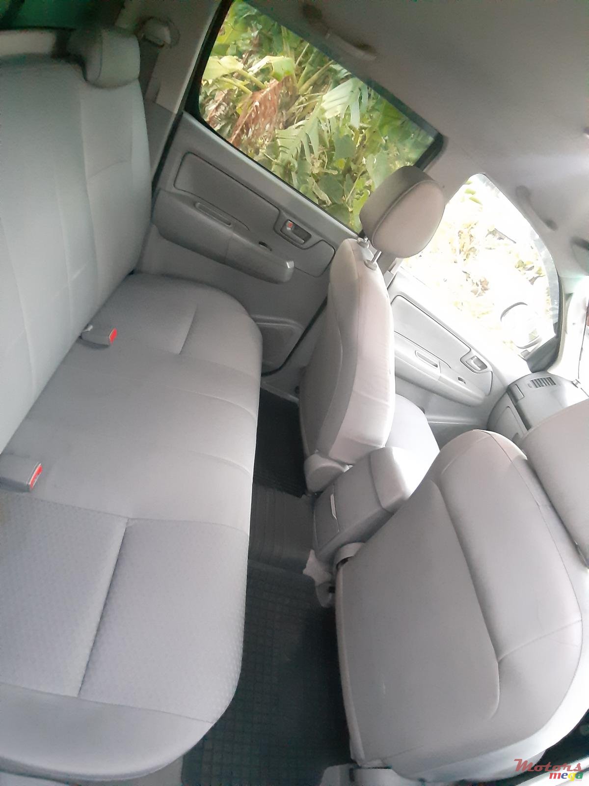 2011' Toyota Hilux photo #3