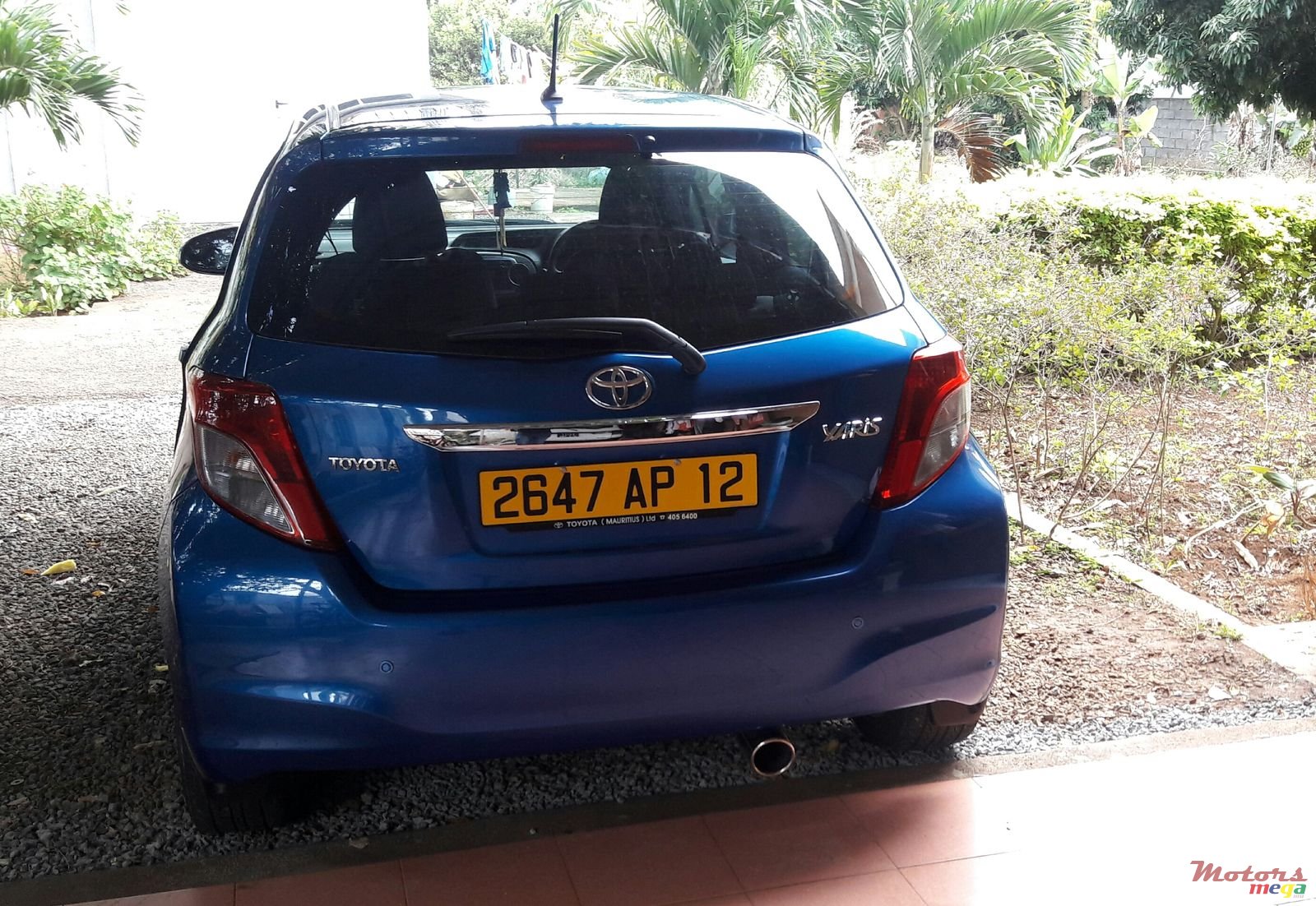 2012' Toyota Yaris Hatchback photo #3