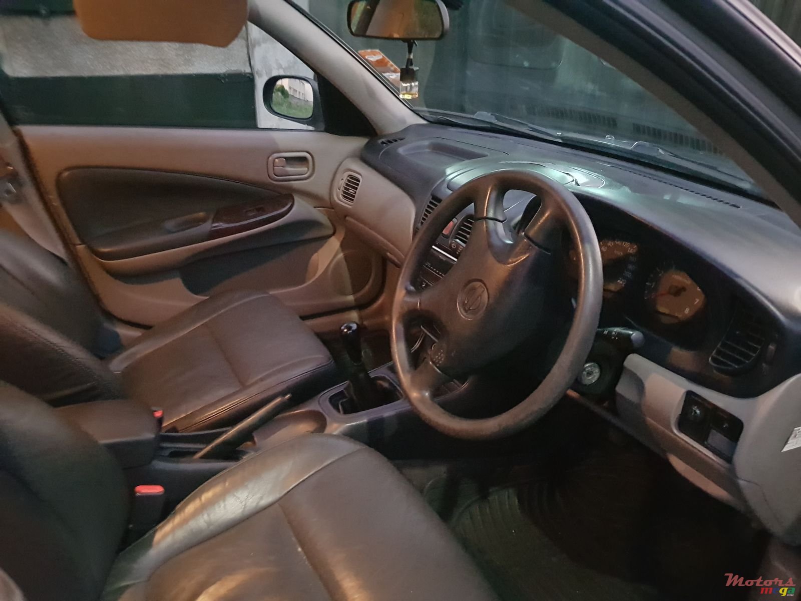 2001' Nissan Sunny photo #1