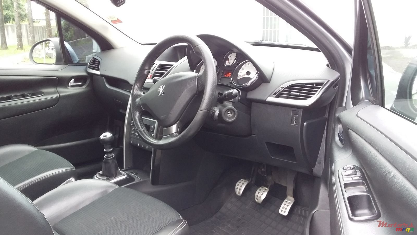 2011' Peugeot 207 GTi photo #3