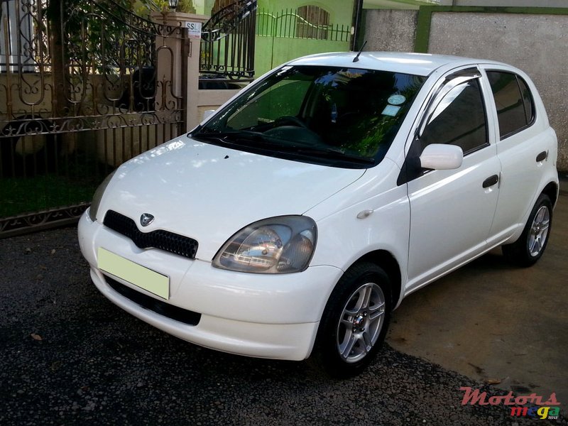 1999' Toyota Vitz photo #1