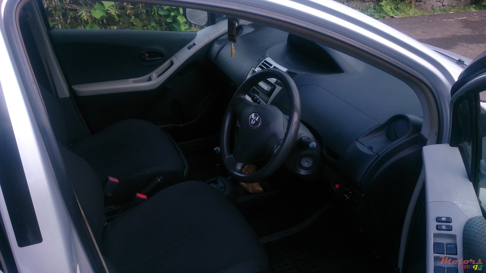 2007' Toyota Vitz photo #1