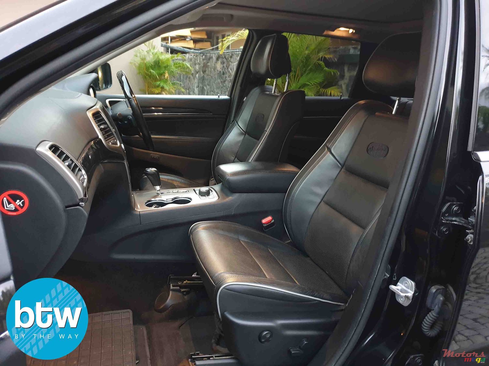 2012' Jeep Grand Cherokee Overland 4WD 294HP photo #4